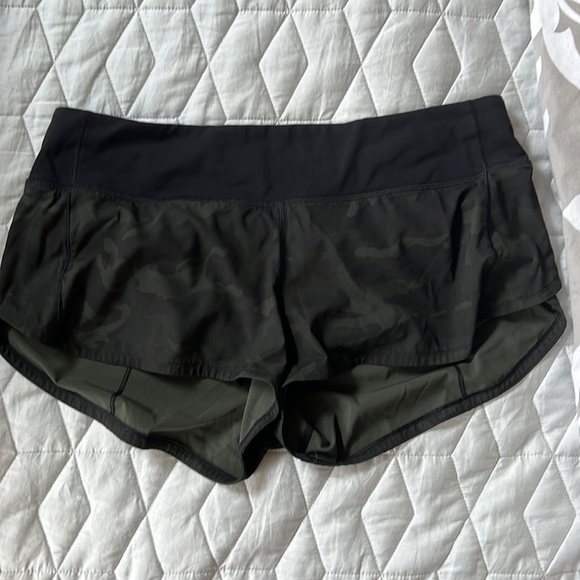 Lululemon Speed Up Lined 2.5 - Sz 8 - Picture 1 of 3